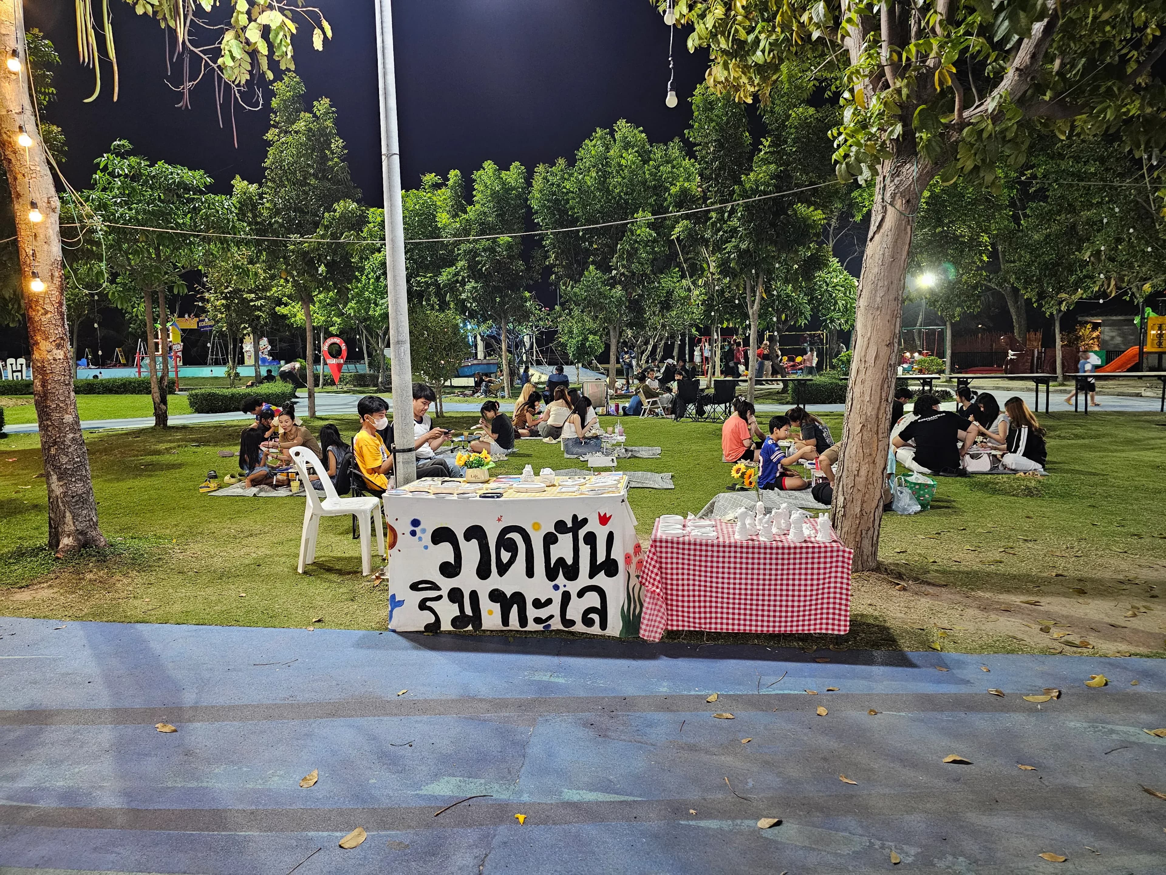 ภาพสวนราชินีขนาด 19 ไร่ริมทะเล ถ่ายทอดบรรยากาศแห่งความฝัน ด้วยงานระบายสีปูนพาสเทล โทนอ่อนละมุน